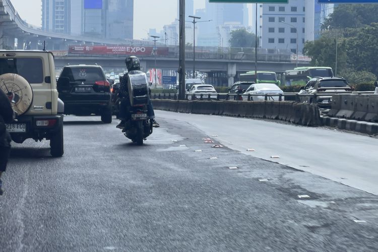 Separator Transjakarta di Gatot Subroto Dipindahkan, Kapan Dikembalikan?