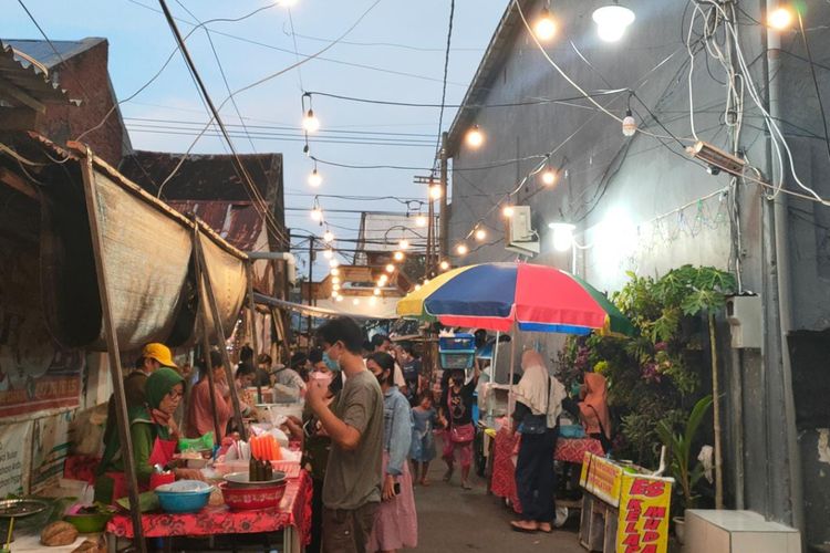 Suasana Pasar Kaget yang menjual takjil Ramadan di Buleleng, Provinsi Bali, Senin (18/4/2022).