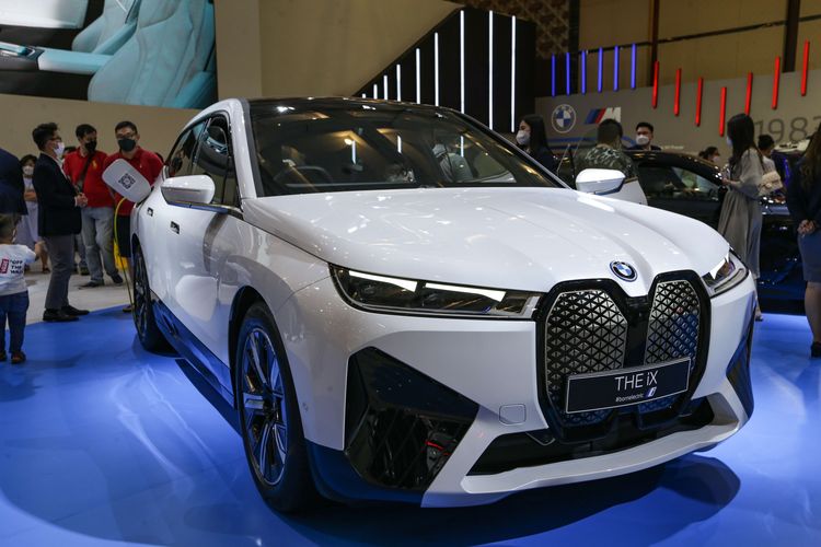 Mobil listrik BMW iX dipamerkan pada ajang Gaikindo Indonesia International Auto Show (GIIAS) yang digelar di ICE, BSD, Tangerang Selatan.