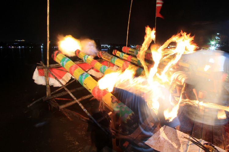 Tradisi meriam karbit memeriahkan malam takbiran di Pontianak, Kamis (14/6/2018).