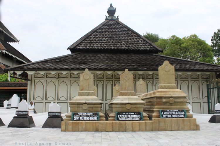 Makam raja-raja Demak di Kompleks Masjid Agung Demak.