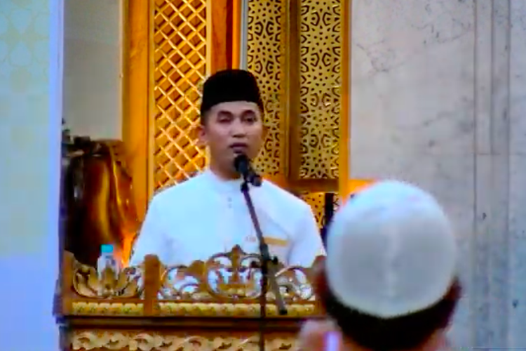 Wali Kota Balikpapan Rahmad Mas'ud menerima penghargaan dari warga Gaza, Palestina, atas donasi medis yang diserahkan pada 2023 Lalu. Penghargaan diberikan saat peringatan Nuzulul Quran 1445 Hijriah di Masjid Madinatul Iman, Balikpapan Islamic Center, Rabu (27/3/2024).