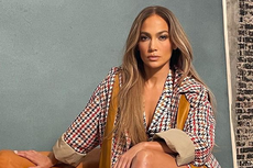 Gaya Jennifer Lopez Kenakan Trench Coat Tanpa Pakai Celana