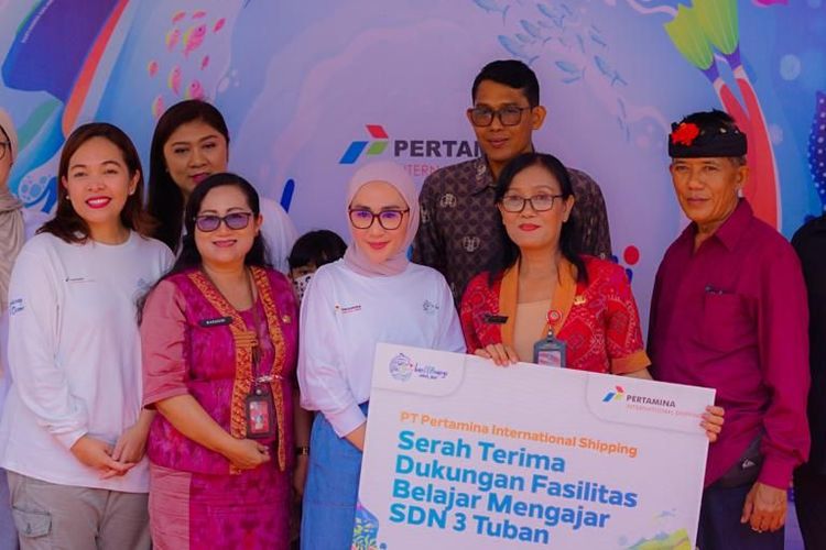 PIS serahkan bantuan dukungan kegiatan belajar mengajar untuk SD 3 Tuban, Badung, Bali.