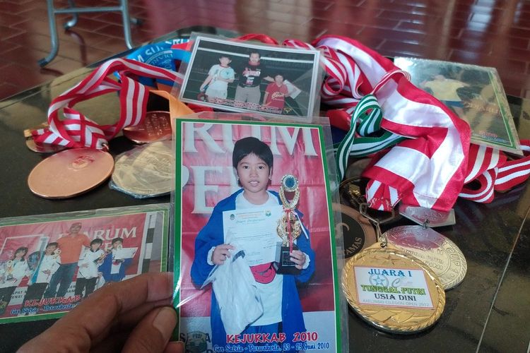 Sejumlah medali milik Aisyah Sativa Fatetani yang disimpang di rumahny di Purwokerto, Kabupaten Banyumas, Jawa Tengah, Rabu (11/5/2022).
