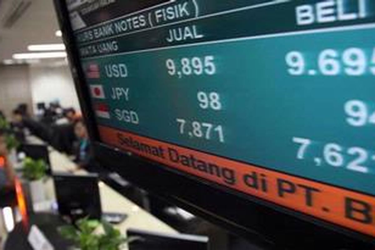 Layar televisi yang menunjukkan kurs mata uang di Bank BNI Jakarta, Selasa (28/5/2013). Berdasar kurs tengah Bank Indonesia, rupiah ditutup Rp 9.810 per dollar Amerika atau melemah dibanding sehari sebelumnya Rp 9.792.
