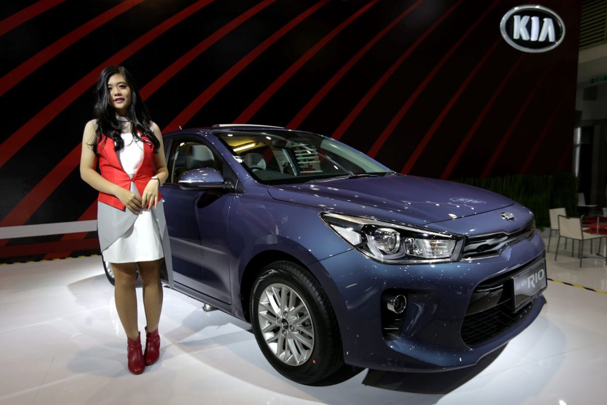 Sales promotion girl berpose di samping KIA Rio generasi terbaru saat ajang Indonesia International Motor Show (IIMS) 2017 di JI Expo, Kemayoran, Jakarta, Jumat (28/4/2017). Ajang pameran otomotif terbesar di Indonesia ini akan berlangsung hingga 7 Mei mendatang.