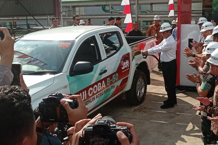 Menteri Pertanian Amran Sulaiman menguji coba bahan bakar Biodiesel B50 disela acara peresmian Pabrik Biodiesel B50 di Tanah Bumbu, Kalsel, Minggu (18/8/2024). 