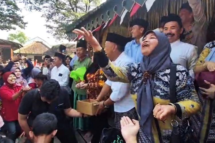 Desa Coper, Kecamatan Jetis, Kabupaten Ponorogo, Jawa Timur, memiliki tradisi unik dalam memperingati Maulid Nabi Muhammad SAW. Ribuan warga berbondong-bondong mengikuti tradisi tebar koin yang sudah diwariskan secara turun-temurun, Jumat (5/9/2025).