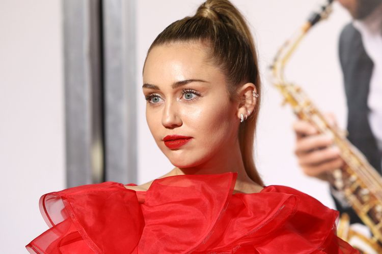 Penyanyi dan aktris Miley Cyrus saat menghadiri premier film Isn't It Romantic di Los Angeles, Amerika Serikat, (11/2/2019).