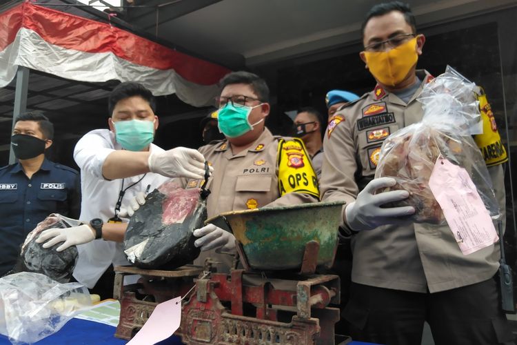 Kapolres Cimahi AKBP M Yoris Maulana Yusuf Marzuki tengah memperlihatkan barang bukti daging celeng yang dibekukan, di Mapolresta Cimahi, Selasa (30/6/2020).