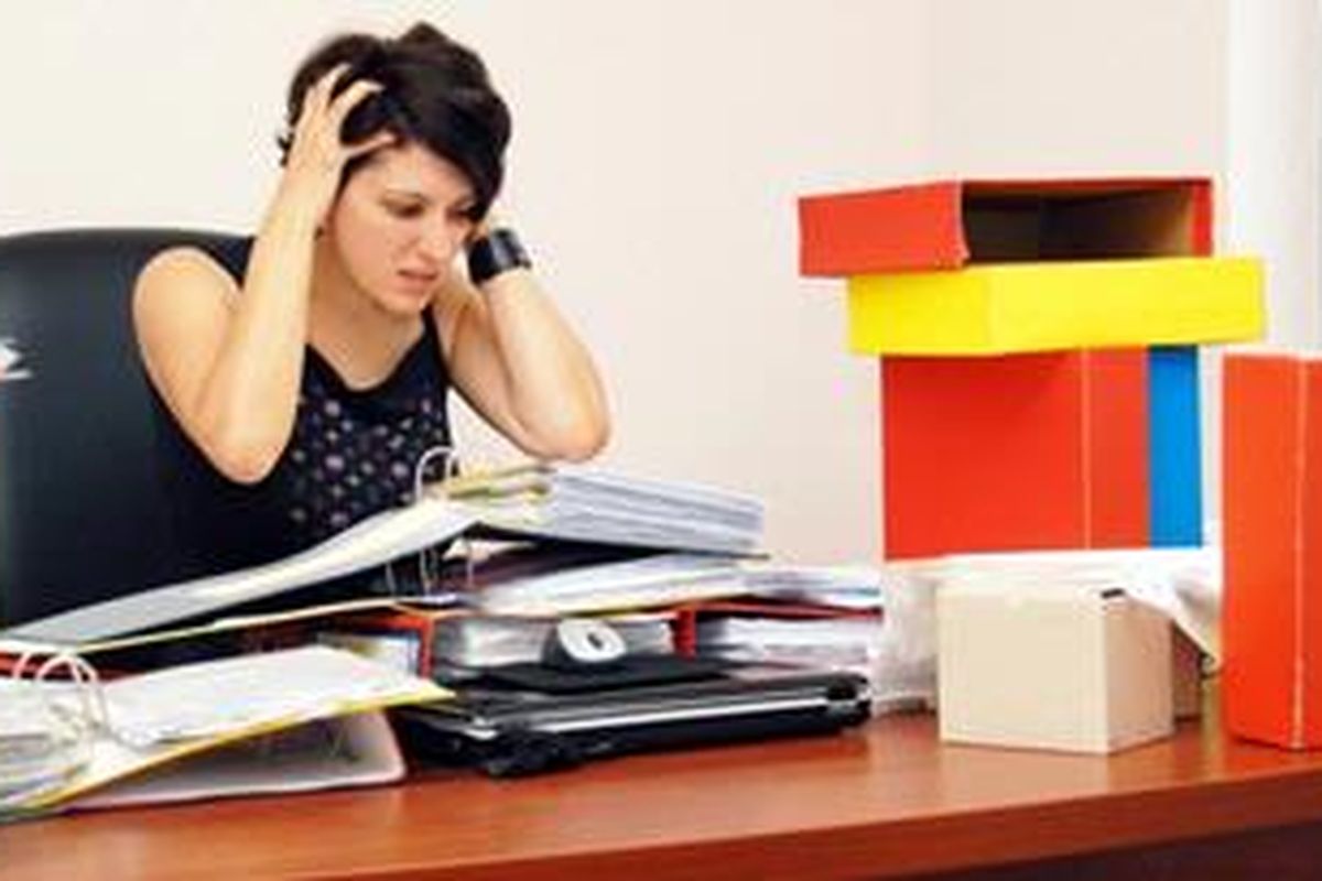 Ada banyak hal yang menjadi faktor penghambat karier seorang perempuan dalam pekerjaannya. 