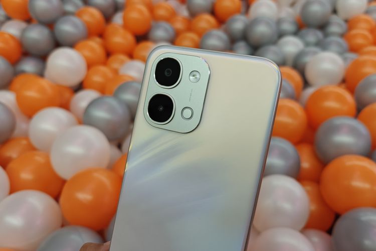 Vivo Y31d Pro dilengkapi kamera utama 50 MP (f/2.0) yang ditemani kamera penunjang efek bokeh 2 MP (f/2.4), serta lampu flash LED.