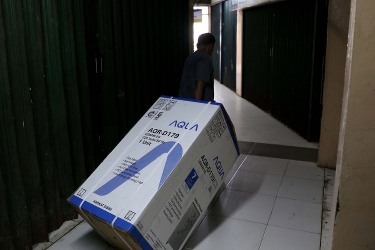 Aktivitas perdagangan pusat perbelanjaan di Plaza Elektronik, Glodok, Jakarta barat, Rabu (14/7/2017).  Meskipun perdagangan berjalan normal, kian hari pasar ini semakin sepi pembeli. Bahkan beberapa kios sudah beralih fungsi menjadi gudang untuk menyimpan dagangan.