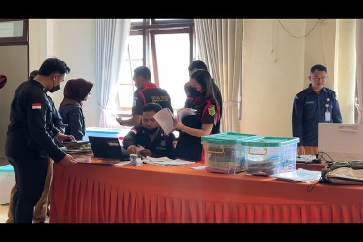 Jaksa Geledah Kantor KPU Manggarai Barat Terkait Dugaan Korupsi Dana Hibah Pilkada