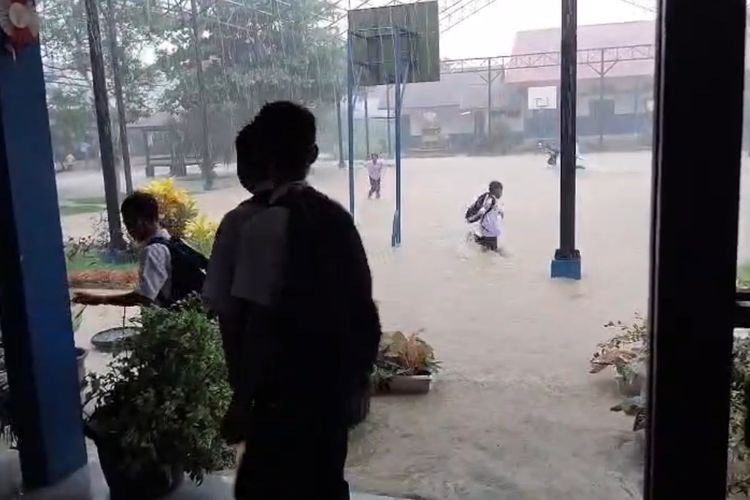 Duka Guru di Padang Saat Banjir Lumpuhkan Sekolah: Sibuk Selamatkan Murid, Rumah Sendiri Kebanjiran