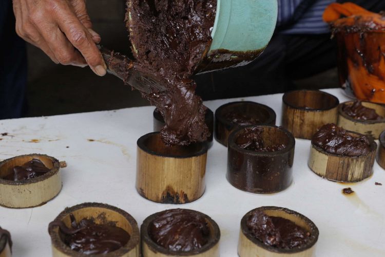 Pembuatan gula merah tradisional di Lawang, Sumatera Barat.