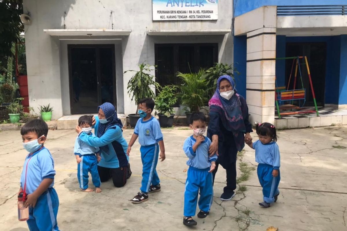 Sejumlah murid PAUD Anyelir, Karang Tengah, Kota Tangerang, yang terpaksa belajar di luar pada Kamis (18/11/2021) karena area sekolahnya disegel.