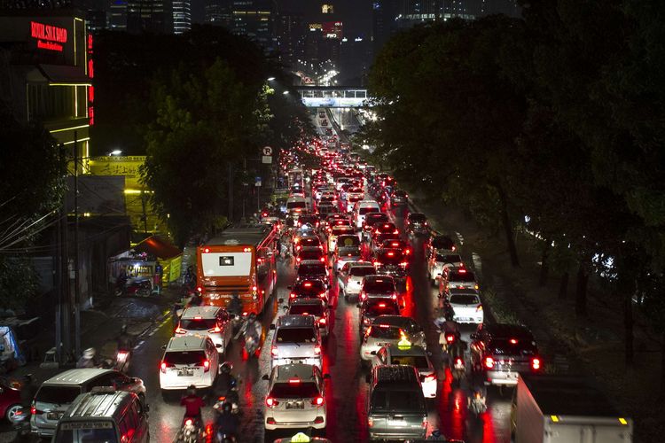 Kemacetan terjadi di Jalan Dr Satrio hingga ruas jalan Cassablanca, Menteng Dalam, Jakarta Selatan, Selasa, (17/12/2019). Kemacetan terjadi setelah sebelumnya jalan Dr Satrio sempat tergenang banjir dan tertutup endapan lumpur.