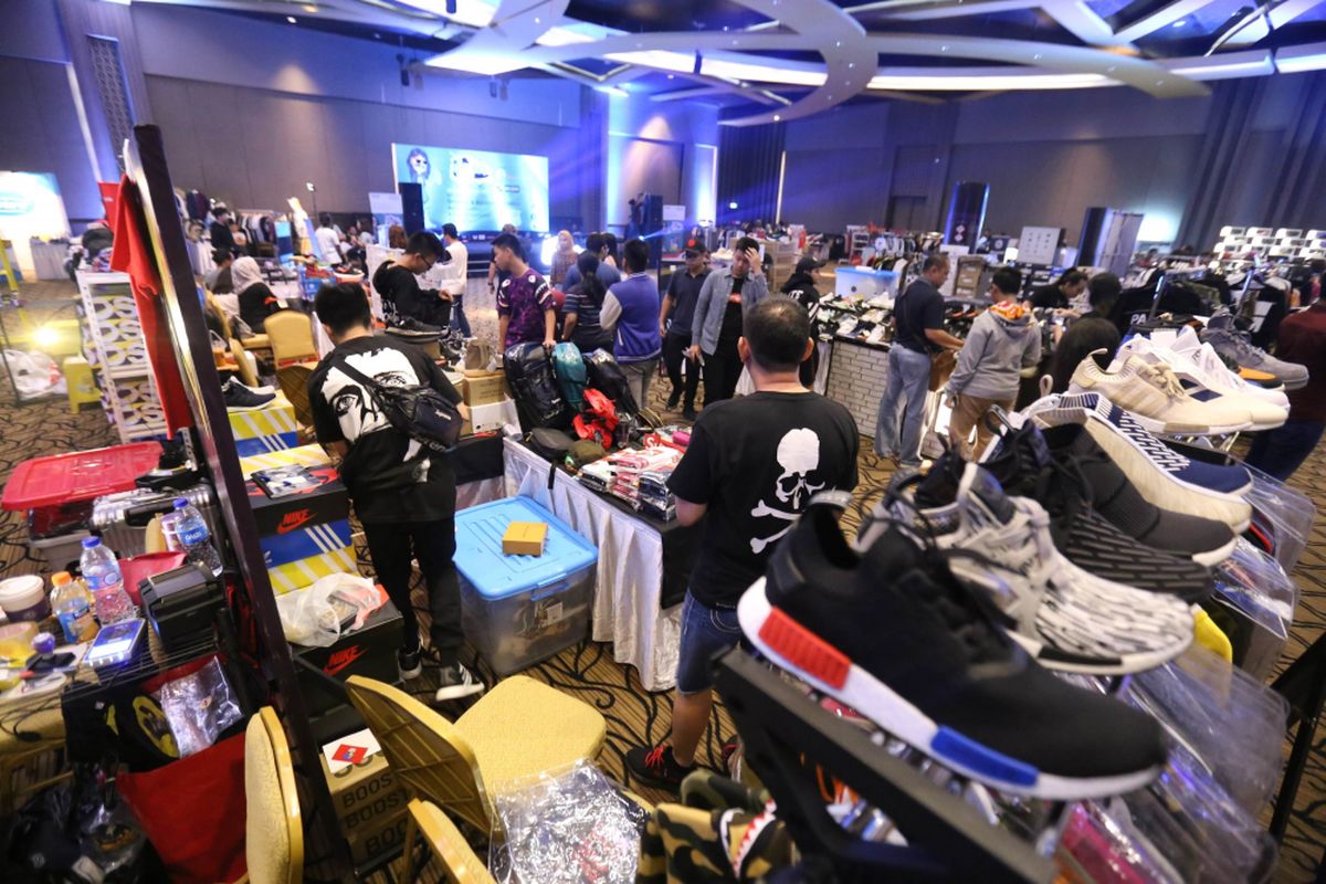 Dari sepatu, tas, baju topi, hingga aksesoris lainnya, dijajakan pada acara Sneaker Week  di Gandaria City, Jakarta Selatan, Kamis (21/9/2017). Berbagai macam merek seperti Adidas, Nike, Vans, Bathing Ape dan lain-lain dijajakan dalam acara yang  berlangsung hingga 23 September mendatang.