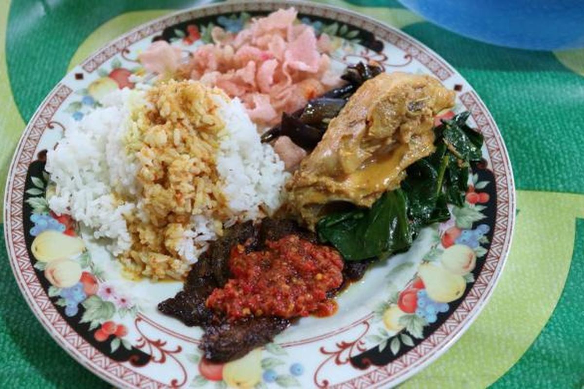 Seporsi nasi padang di Warung Nasi Ampera Silaing Glas, Padang Panjang, Sumatera Barat.