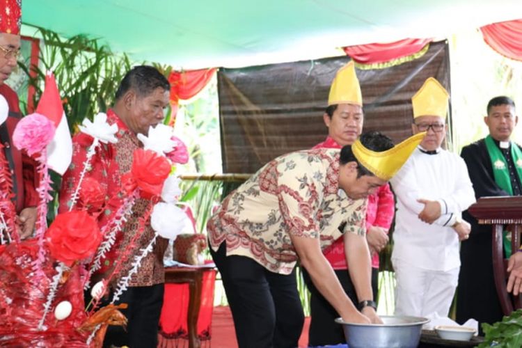 Wakil Gubernur Sulawesi Utara (Sulut) Steven O. E Kandouw, saat mengikuti acara Ibadah Syukur dan gelar adat Tulude di Batusaiki, Molas, Manado, Sabtu (2/2/2019 ).