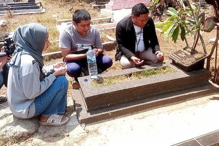 Youries didampingi istri dan pengacara saat ziarah ke makam sang ibu, Tuti dan adiknya, Amalia pada Rabu (18/10/2023).