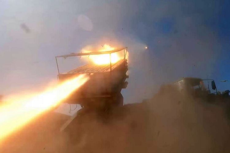 Tentara Rusia menembakkan roket dari peluncur ganda di lokasi yang tidak disebutkan, diduga di Ukraina pada 27 September 2023.