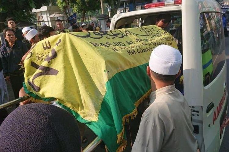 Jenazah korban meninggal dunia bobotoh Persib Bandung, Asep Ahmad Solihin asal Kopo, Kota Bandung, sudah tiba di rumah duka, Sabtu (18/6/2022). (Tribunjabar.id/Deanza)