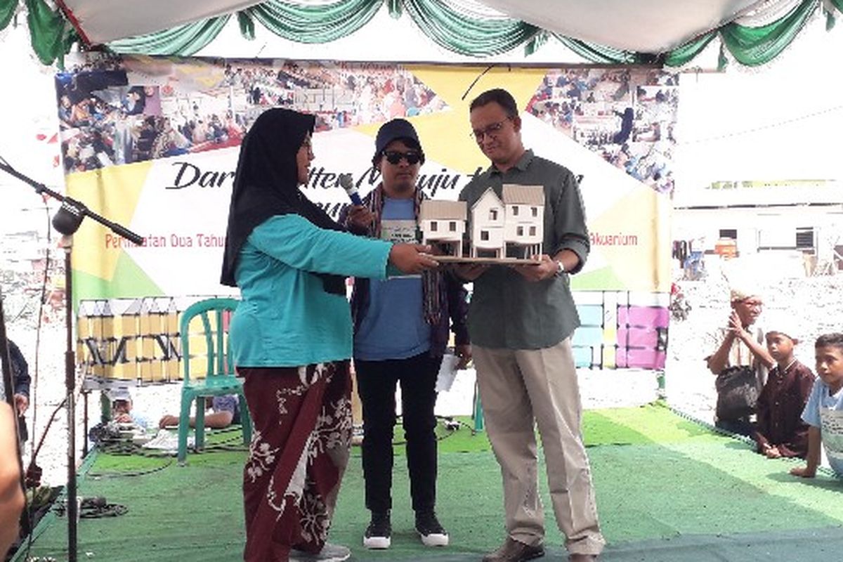 Gubernur DKI Jakarta Anies Baswedan menerima maket rumah impian dari warga Kampung Akuarium, Penjaringan, Jakarta Utara pada Sabtu (14/4/2018).