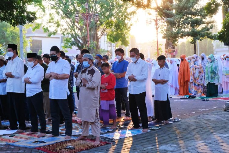 Suasana shalat Idul Adha di Balai Kota Solo, yang tidak dihadiri Wali Kota Solo Gibran Rakabuming Raka.