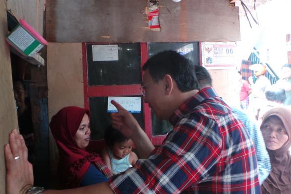 Calon gubernur DKI Jakarta Basuki Tjahaja Purnama atau Ahok saat menyambangi rumah warga di Marunda, Cilincing, Jakarta Utara, Rabu (1/2/2017).