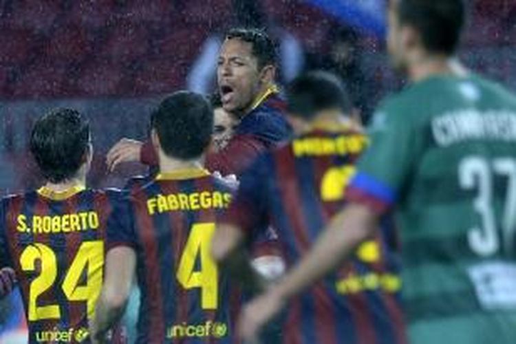 Bek Barcelona, Adriano (tengah) saat merayakan golnya ke gawang Levante pada leg kedua perempat final Copa del Rey di Stadion Camp Nou, Rabu atau Kamis (30/1/2014) dini hari WIB. 