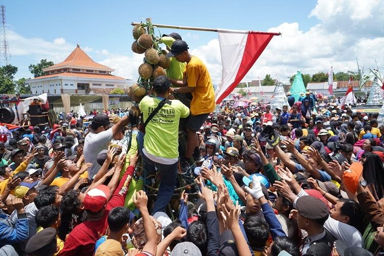 Warga antusias menyambut kontes durian yang diselenggarakan untuk menyambut HUT Ke-1219 Kabupaten Kediri. 