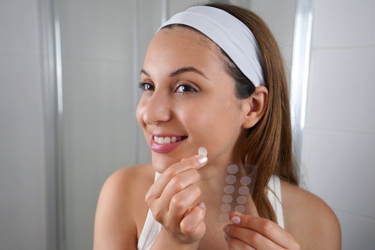 Ilustrasi penggunaan acne patch untuk menutupi jerawat