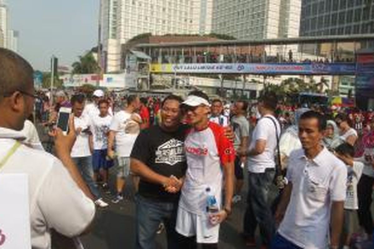 Sandiaga Uno (mengenakan kaos bertuliskan Indonesia) saat hadir dalam kegiatan car free day di Bundaran HI, Jakarta, Minggu (11/10/2015). Ia hadir menyapa pendukungnya yang sedang melakukan Aksi Santun, yakni aksi mengajak warga tersenyum dan tidak bersikap kasar.