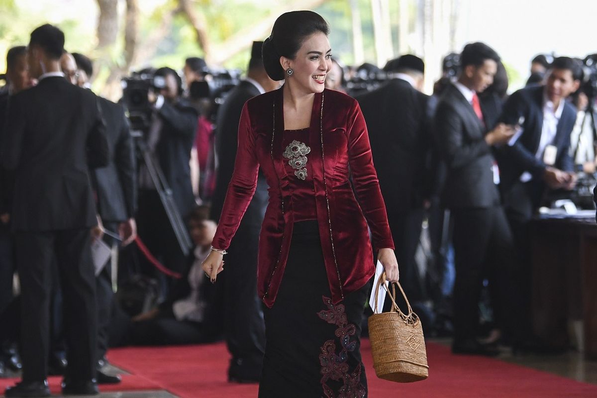 Artis Rieke Diah Pitaloka berjalan menyapa wartawan sebelum mengikuti  pelantikan anggota Dewan Perwakilan Rakyat (DPR) periode 2019-2024 di Ruang Rapat Paripurna, Kompleks Parlemen, Senayan, Jakarta, Selasa, (1/10/2019). Sebanyak 575 anggota DPR terpilih dan 136 orang anggota DPD terpilih diambil sumpahnya pada pelantikan tersebut.  ANTARA FOTO/Nova Wahyudi/pd.
