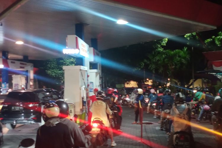 Antrian panjang kendaraan bermotor terlihat di SPBU Jalan Bandung, Kota Malang pada Rabu (31/8/2022) sekitar pukul 18.00 WIB.