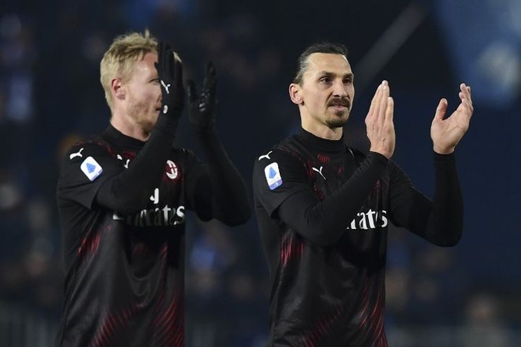 Para pemain AC Milan, Simon Kjaer, Zlatan Ibrahimovic, dan Theo Hernandez, memberi tepuk tangan usai laga Liga Italia antara Milan dan Brescia di Stadion Mario Rigamonti, Brescia, Sabtu (25/1/2020) dini hari WIB.