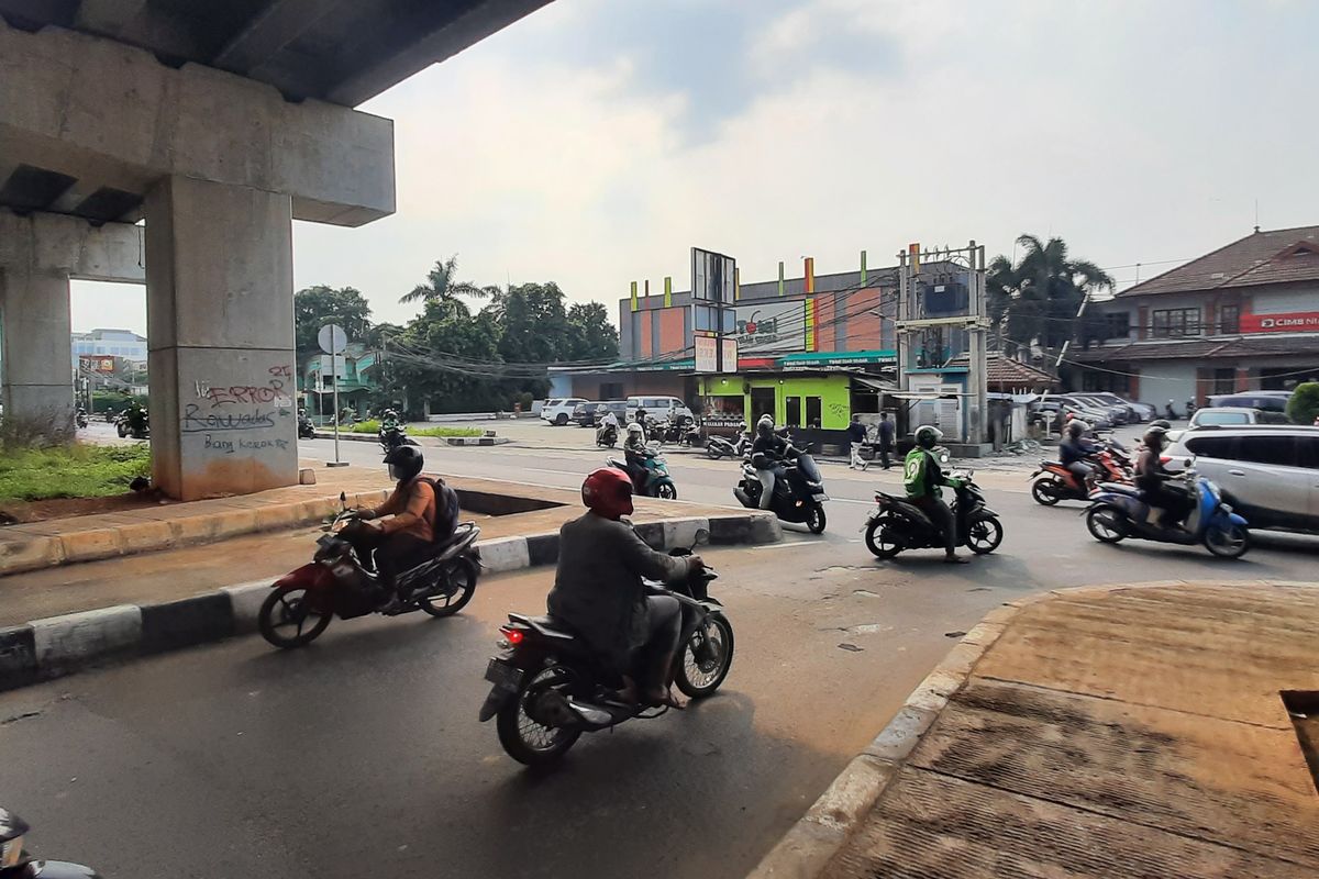 Lalu lintas arah ke Jembatan Kapin yang berada di simpang Jalan Kapin Raya dan Jalan Laksamana Malahayati, Pondok Kelapa, Duren Sawit, Jakarta Timur, akan ditutup. Foto diambil pada Rabu (27/7/2022).