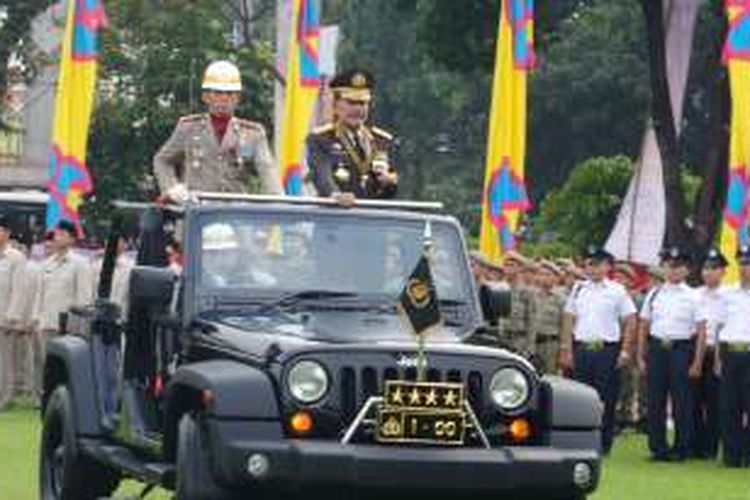 Kapolri Jenderal Pol Badrodin Haiti berkeliling memantau pasukannya dalam pelaksanaan upacara peringatan HUT Bhayangkara ke-70 di Lapangan Bhayangkara, Jakarta, Jumat (1/7/2016).