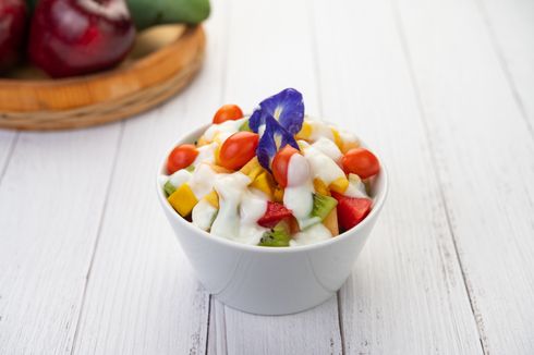 Resep Salad Buah Campur Saus Yoghurt, Ide Olah Buah untuk Camilan Anak