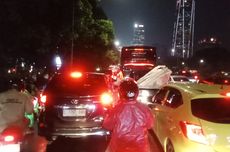 Truk Muatan Kardus Melintang di Tol Bekasi Arah Jakarta, Lalin Macet