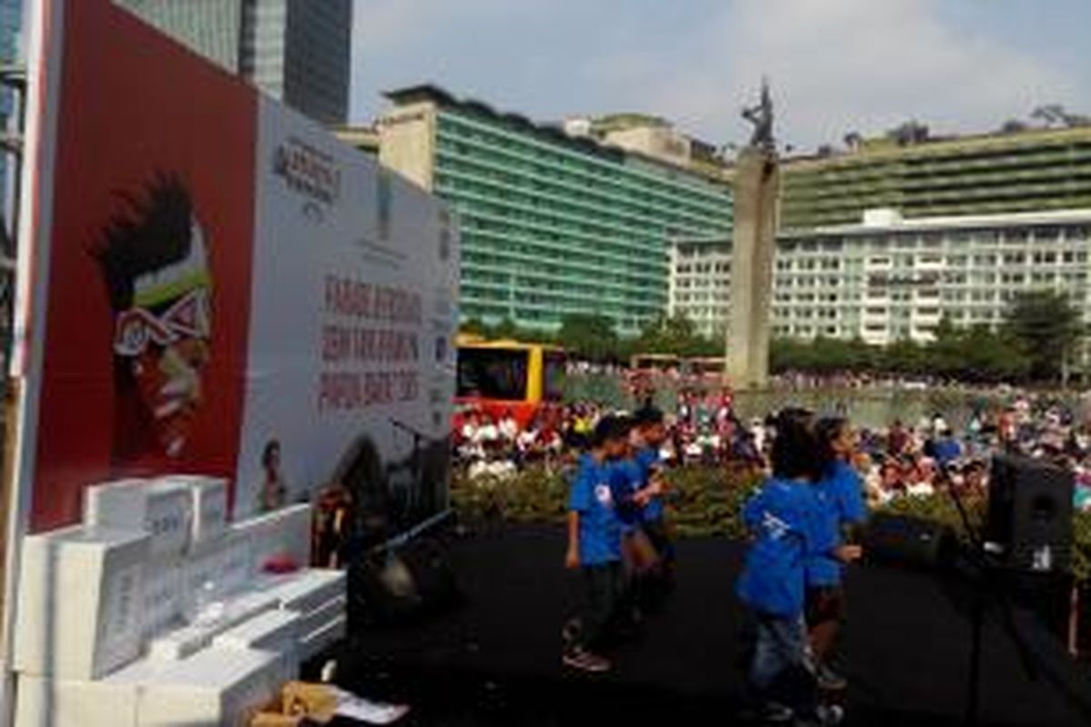 Sekelompok anak melakukan tarian daerah Papua dalam Festival Tari dan Kebudayaan Papua Barat di Bundaran HI, Minggu (17/5/2015). 