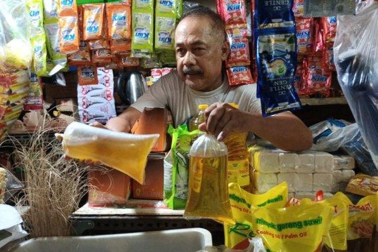 Pedagang sembako di Pasar Kramat Jati saat menujukan stok minyak goreng curah, Jakarta Timur, Rabu (25/5/2022). 
