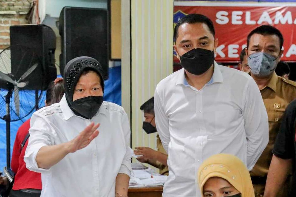 Menteri Sosial Tri Rismaharini bersama Wali Kota Surabaya Eri Cahyadi saat memberikan bantuan di Kelurahan Pakis, Surabaya, Jawa Timur, Senin (27/12/2021).