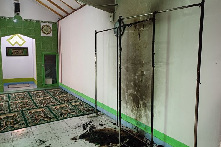 Penampakan musala Al-Jamiyah, Tebet, Jakarta Selatan, yang dibakar seorang maling pada Rabu (28/8/2023).
