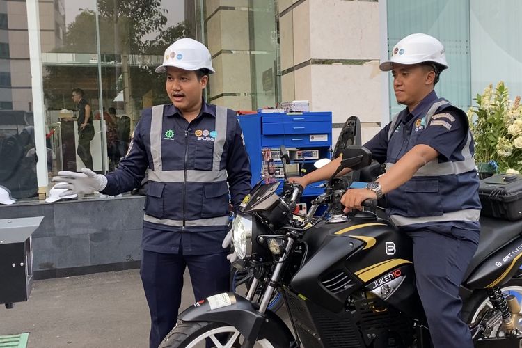 Proses uji tipe motor listrik konversi di bengkel bergerak milik Kemenhub 