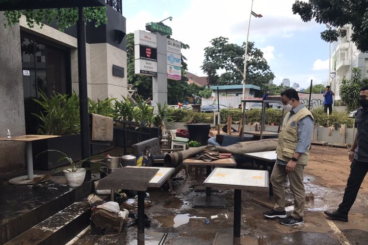 Gubernur DKI Jakarta, Anies Baswedan meninjau kawasan terdampak banjir di Jalan Taman Kemang, Mampang Prapatan, Jakarta Selatan pada Minggu (21/2/2021) siang.