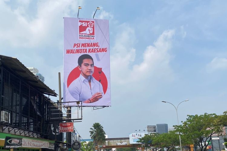 DPD PSI Kota Depok memasang baliho dukungan Kaesang Pangarep sebagai calon wali kota Depok di Jalan Margonda Raya, Depok.